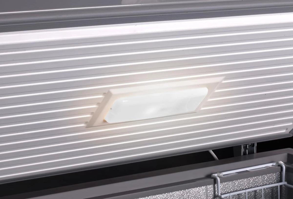 Zamrażarka skrzyniowa METRO Professional GHF2700S, 188 x 73,5 x 94,5 cm, 700 L, 125W, 3 kosze, oświetlenie LED, 6 kółek, z zamkiem, biało-szara