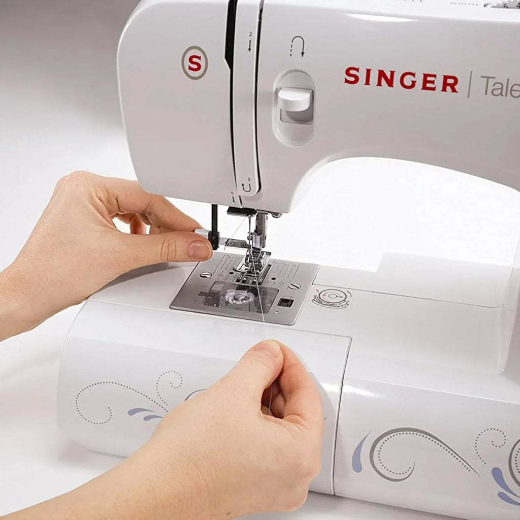 Maszyna do szycia Singer Talent 3323-30 mechaniczna, ściegi użytkowe, jednostopniowe, w pełni automatyczne obszywanie dziurek, zygzak do 6 mm, automatyczne nawlekanie nici, profesjonalna maszyna do szycia, biała