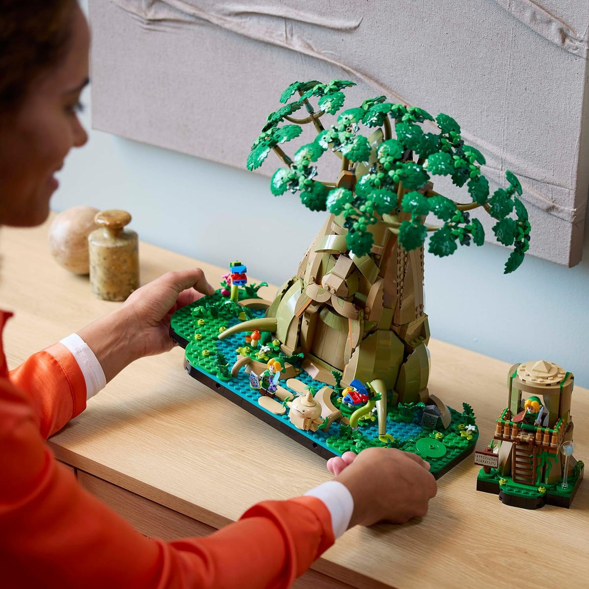 The Legend of Zelda Wielkie Drzewo Deku „2 w 1”, Zestaw Modelarski dla Dorosłych z Zeldą i 3 Minifigurkami Linka, Prezent dla Fanów Gier Wideo Ocarina of Time i Breath of The Wild 77092