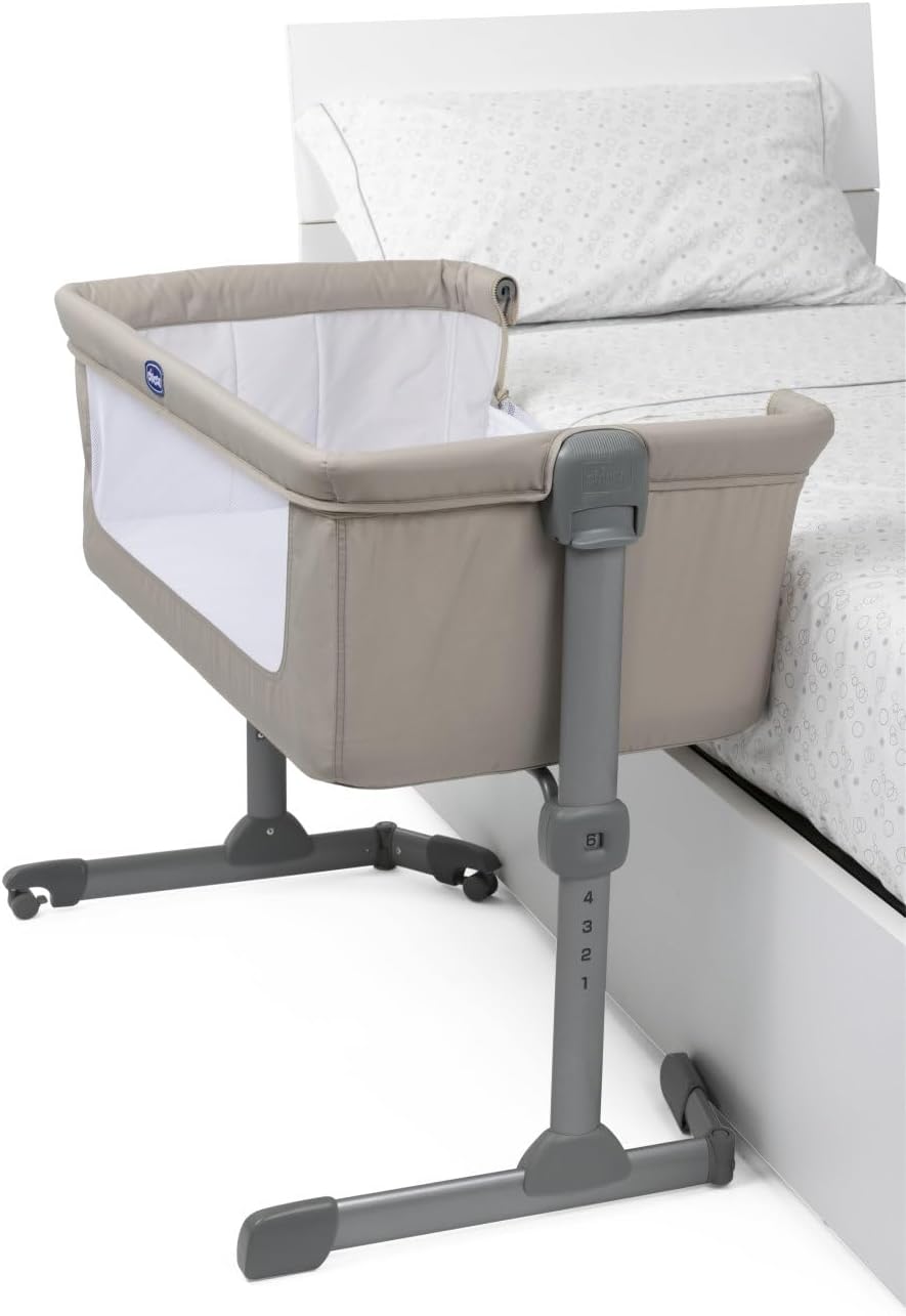 Chicco Next2Me Twins, łóżeczko dziecięce boczne na spinki do mankietów, 2 materace, ramię, które można otworzyć jedną ręką, 11 poziomów wysokości, drążek działowy z wkładkami siatkowymi, 0-6 miesięcy